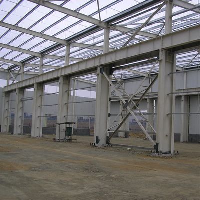 Stahlkonstruktion Werkstattgebäude mit Sandwichplattendach